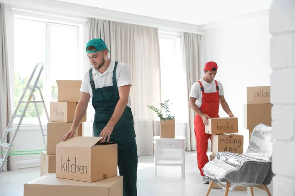 Male Movers Boxes New House — Stock Photo, Image