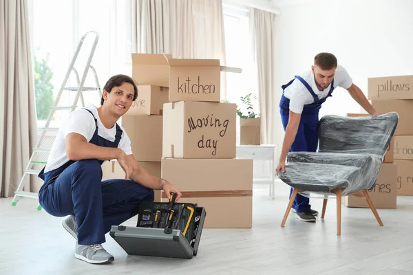 Motores Masculinos Con Instrumentos Sillón Casa Nueva — Foto de Stock