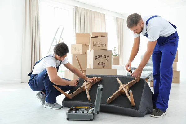 Motores Masculinos Montando Sofá Casa Nueva —  Fotos de Stock