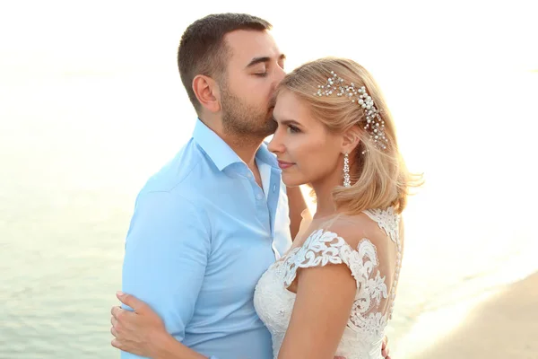 Свадебная Пара Жених Невеста Пляже — стоковое фото