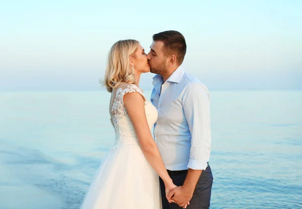 Para Ślub Panny Młodej Pana Młodego Plaży — Zdjęcie stockowe