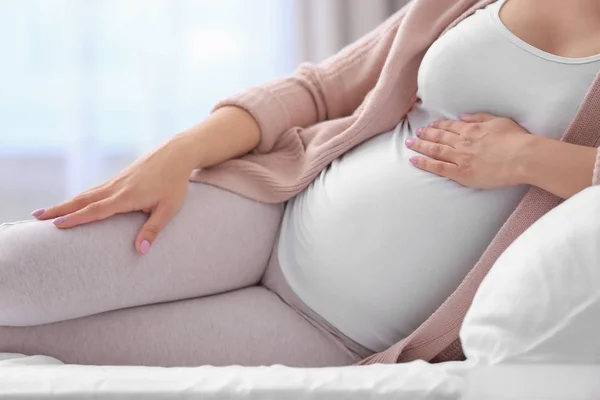 Unga Gravid Kvinna Liggande Sängen Och Vidrör Hennes Mage Hemma — Stockfoto