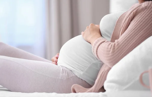 Jonge Zwangere Vrouw Liggend Bed Het Aanraken Van Haar Buik — Stockfoto