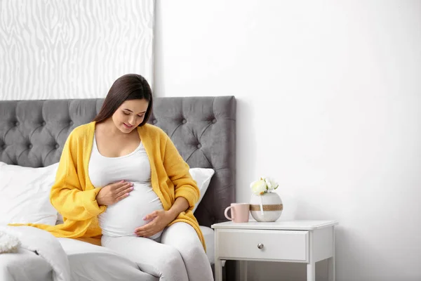 Jonge Mooie Zwangere Vrouw Zittend Bed Het Aanraken Van Haar — Stockfoto