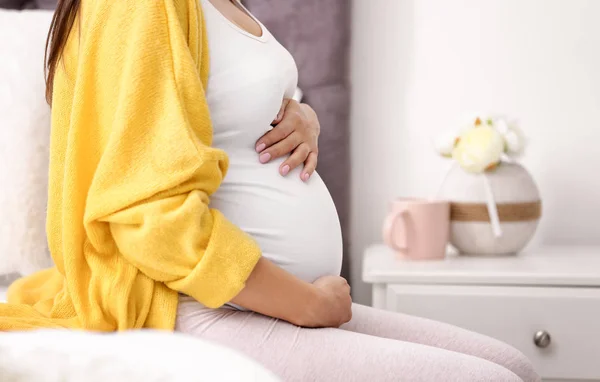 Jonge Zwangere Vrouw Zittend Bed Het Aanraken Van Haar Buik — Stockfoto