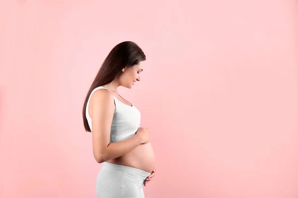 Mooie Zwangere Vrouw Hand Hand Buik Tegen Een Achtergrond Met — Stockfoto