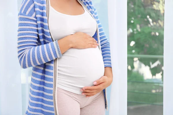 Giovane Donna Incinta Vicino Alla Finestra Casa Primo Piano — Foto Stock