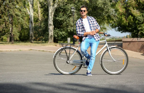Frumos Tânăr Hipster Bicicleta Lângă Perete Din Lemn Aer Liber — Fotografie, imagine de stoc