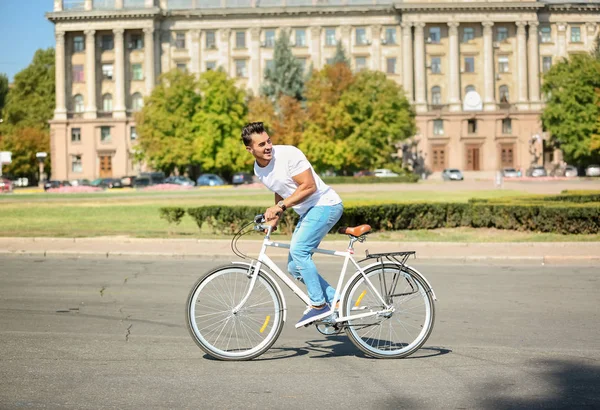 Красивий Молодий Хіпстер Велосипедом Біля Дерев Яної Стіни Відкритому Повітрі — стокове фото