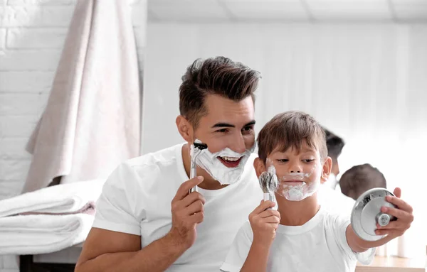 Pai Filho Divertindo Enquanto Faz Barba Banheiro — Fotografia de Stock