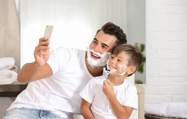 Padre Hijo Tomando Selfie Mientras Afeitan Baño — Foto de Stock