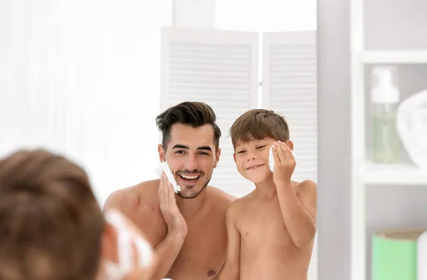 Vader Zoon Plezier Tijdens Het Toepassen Van Scheerschuim Badkamer — Stockfoto