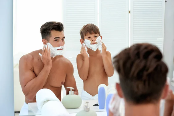 Père Fils Amusent Tout Appliquant Mousse Raser Dans Salle Bain — Photo