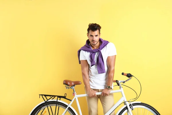Bonito Jovem Hipster Homem Com Bicicleta Fundo Amarelo — Fotografia de Stock