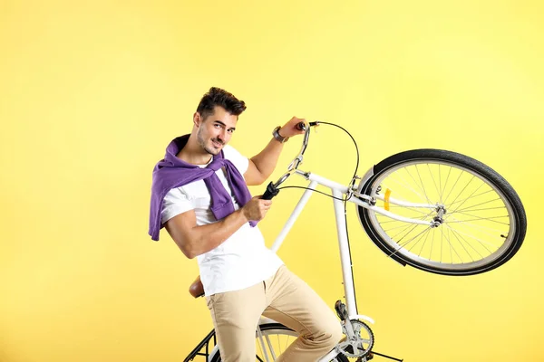 Bonito Jovem Hipster Homem Com Bicicleta Fundo Amarelo — Fotografia de Stock