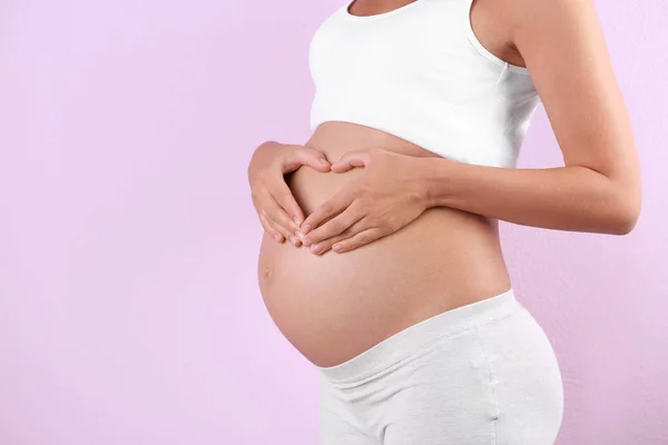 Zwangere Vrouw Die Zich Voordeed Kleur Achtergrond Close Ruimte Voor — Stockfoto