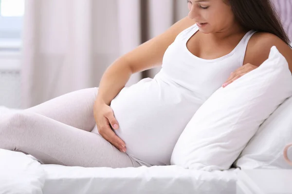 Glad Gravid Kvinna Liggande Sängen Hemma Närbild — Stockfoto