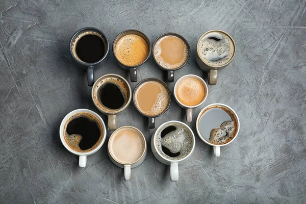 Viele Tassen Mit Leckerem Aromatischen Kaffee Auf Grauem Tisch Flach — Stockfoto