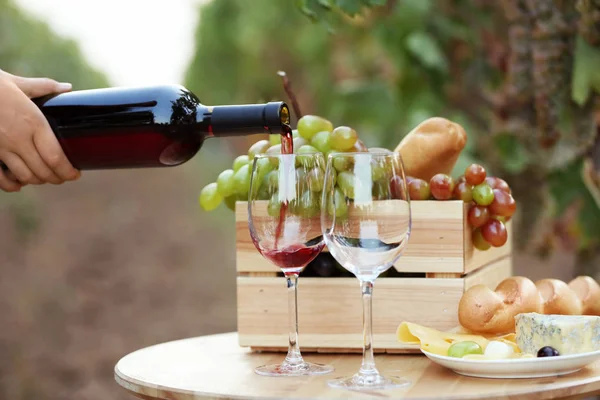 Donna Versando Vino Rosso Vetro Sul Tavolo Vigna — Foto Stock