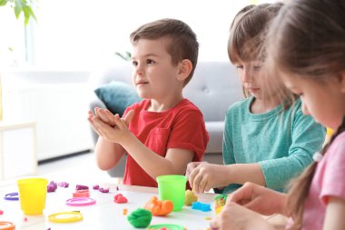 Sevimli küçük çocuklar oyun hamuru masada kapalı kullanma
