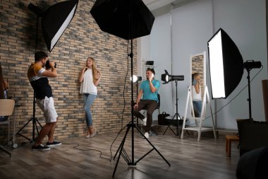 Profesyonel takım fotoğraf stüdyosu modeli ile çalışma
