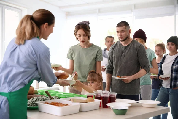 Voluntarios Sirviendo Comida Para Pobres Interior — Foto de Stock