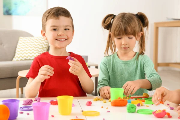 Crianças Pequenas Bonitos Usando Massa Brincar Mesa Dentro Casa — Fotografia de Stock