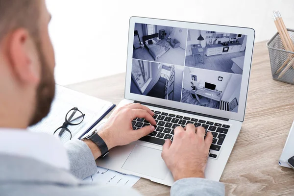 Hombre Usando Portátil Para Monitorear Cámaras Cctv Mesa Interior Sistema —  Fotos de Stock