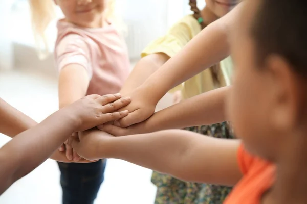 Criancinhas Juntar Mãos Perto Conceito Unidade — Fotografia de Stock
