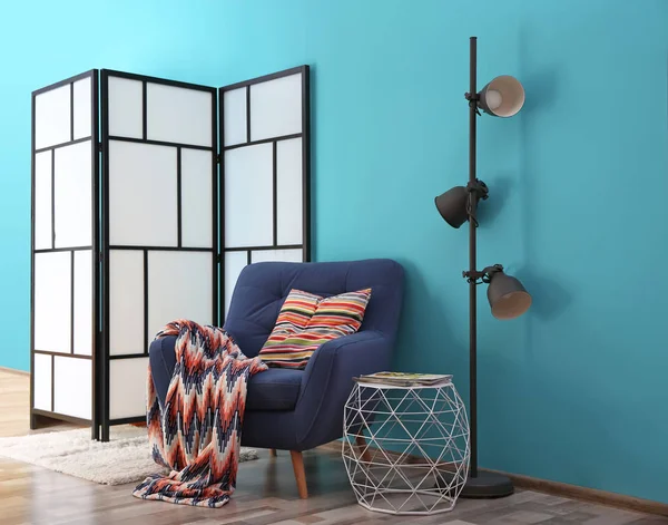 Moderne Lichte Interieur Met Comfortabele Blauwe Leunstoel — Stockfoto