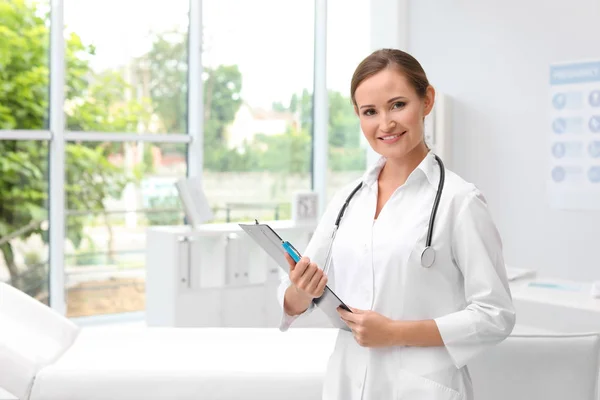 Doctora Con Portapapeles Hospital Asistencia Del Paciente — Foto de Stock