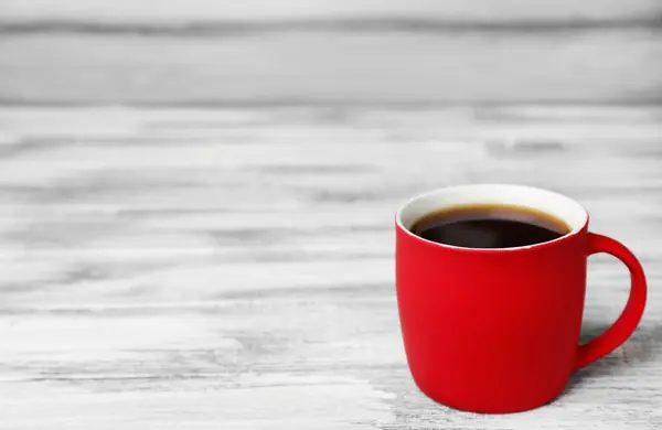 Rode Keramische Cup Met Warme Aromatische Koffie Tafel — Stockfoto