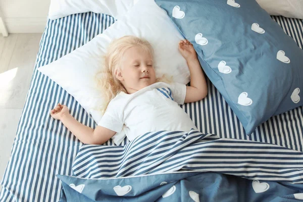 Niedliches Kleines Mädchen Schläft Hause Bett Blick Von Oben — Stockfoto