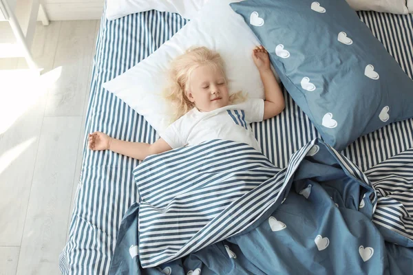 Симпатична Маленька Дівчинка Спить Ліжку Вдома Вид Зверху — стокове фото