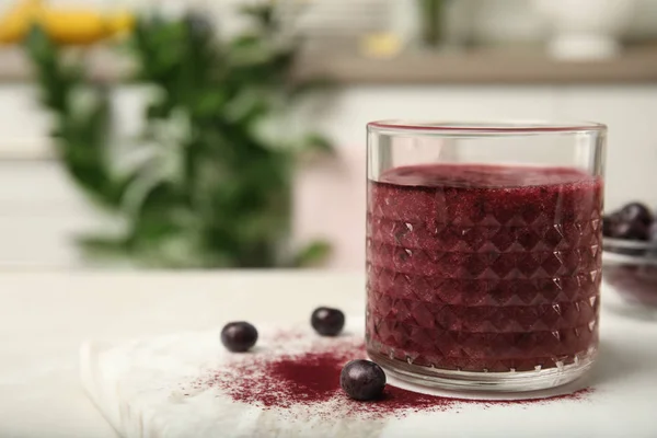 Vidro Com Delicioso Smoothie Açaí Mesa Close — Fotografia de Stock