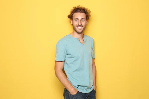 Genç Adam Rahat Kıyafetler Renk Arka Plan Üzerinde Poz — Stok fotoğraf