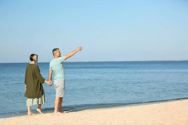 Gelukkig Ouder Paar Wandelen Het Strand Een Zonnige Dag — Stockfoto