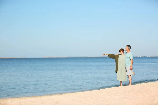 Ευτυχισμένο Ζευγάρι Περπάτημα Στην Παραλία Στην Ηλιόλουστη Μέρα — Φωτογραφία Αρχείου
