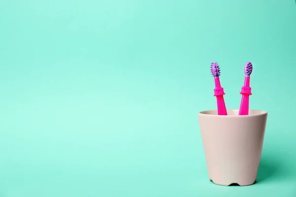 Baby Zahnbürsten Halter Und Platz Für Text Auf Farbigem Hintergrund — Stockfoto