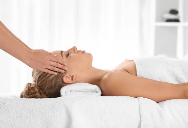 Entspannte Frau Erhält Kopfmassage Wellness Center — Stockfoto