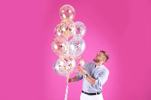 Fiatal Férfi Hőlégballonok Fehér Háttér — Stock Fotó