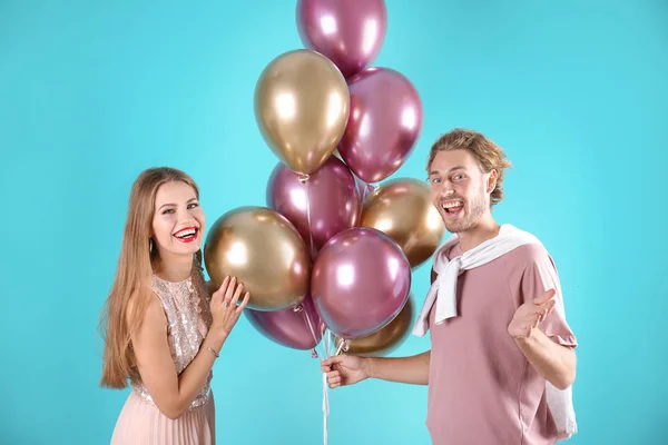 彩色背景气球的年轻夫妇 — 图库照片