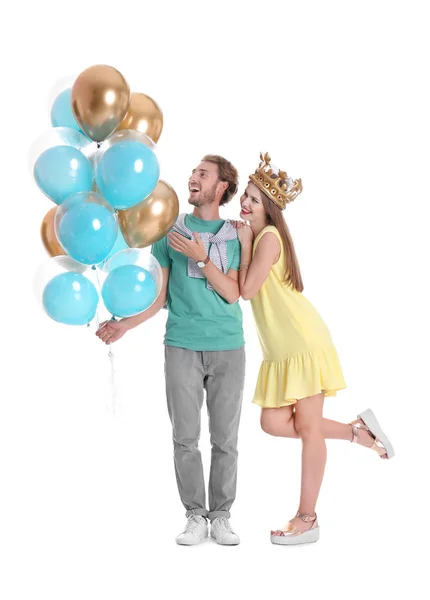 Beyaz Arka Plan Üzerinde Hava Balonlu Genç Çift — Stok fotoğraf