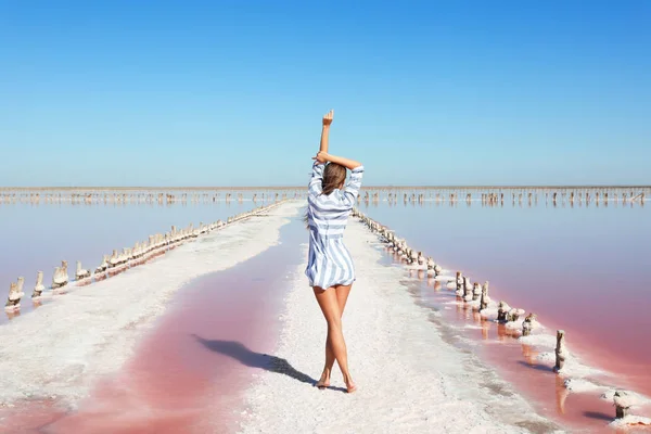 Красивая Женщина Позирует Возле Розового Озера Летний День — стоковое фото