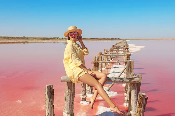 Piękna Kobieta Kapelusz Pozowanie Pobliżu Różowe Jezioro Letni Dzień — Zdjęcie stockowe