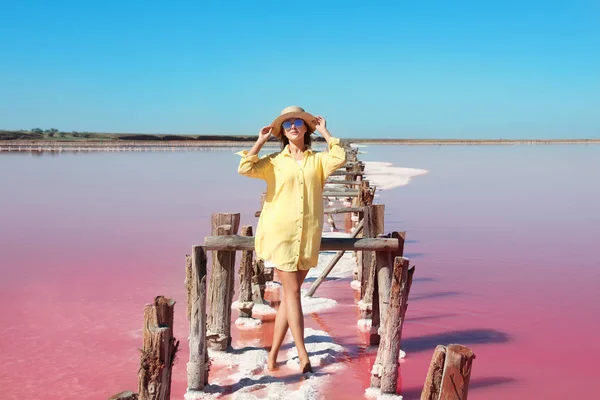 Piękna Kobieta Kapelusz Pozowanie Pobliżu Różowe Jezioro Letni Dzień — Zdjęcie stockowe