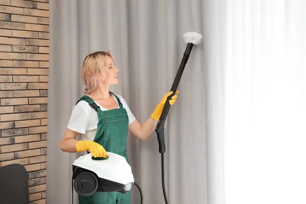 Уборщица Убирает Пыль Занавески Помощью Пароочистителя Помещении — стоковое фото