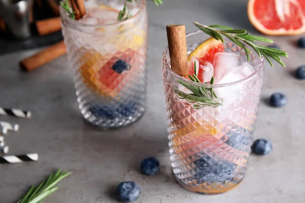 Läckra Uppfriskande Grapefrukt Cocktail Med Rosmarin Bord — Stockfoto