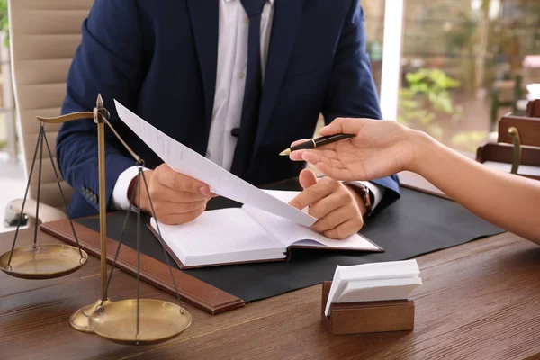 Jurist Som Arbetar Med Klienten Vid Bord Office Fokus Händer — Stockfoto