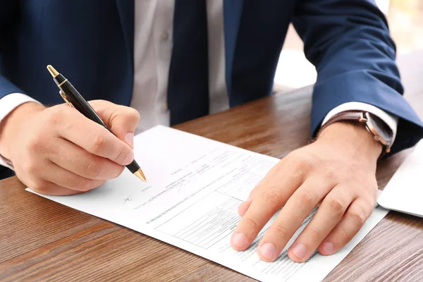 Anwalt Arbeitet Mit Dokumenten Tisch Konzentriert Sich Auf Die Hände — Stockfoto